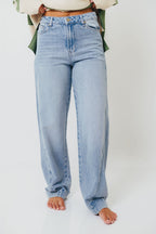 Bryson Relaxed Barrel Jeans in Splash